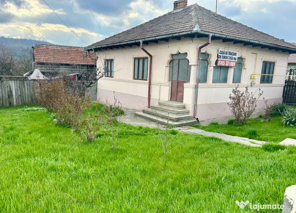 Casă din cărămidă cu teren intravilan 2.262 mp – Comănești