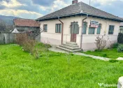 Casă din cărămidă cu teren intravilan 2.262 mp – Comănești 