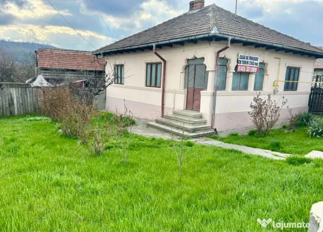 Casă din cărămidă cu teren intravilan 2.262 mp – Comănești