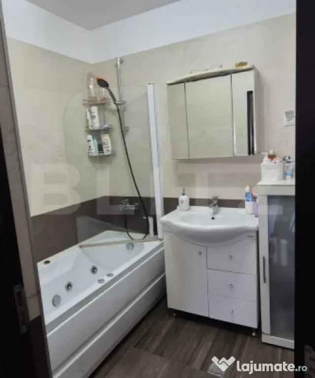 Apartament 2 camere semidecomandat, parcare, zona Terra