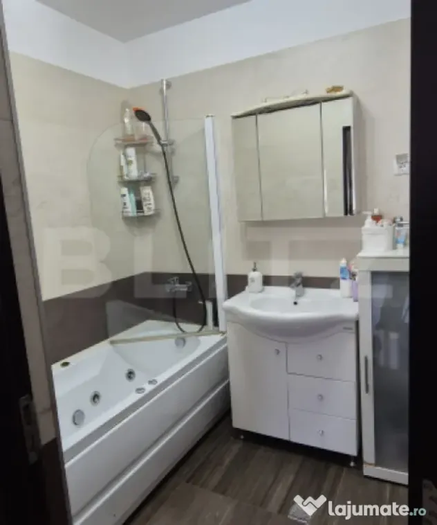 Apartament 2 camere semidecomandat, parcare, zona Terra