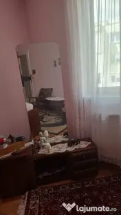 Mobila dormitor formată din recamier și toaletă cu oglindă mare 