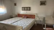 Vila cu supraveghere video, aproape de pădurea Roșu