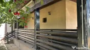 Vila cu supraveghere video, aproape de pădurea Roșu