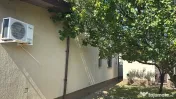 Vila cu supraveghere video, aproape de pădurea Roșu