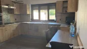 Vila cu supraveghere video, aproape de pădurea Roșu