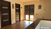 Vila cu supraveghere video, aproape de pădurea Roșu