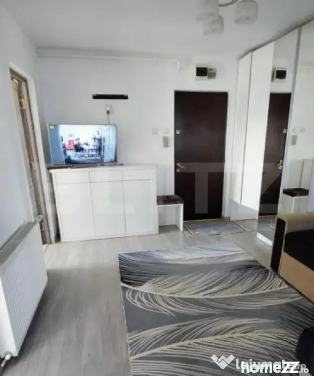 Apartament cu 3 camere, renovat, etaj intermediar, zona Geor