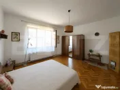Casă cu 2 dormitoare și 3 ari de teren, zonă liniștită