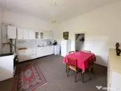 Casă cu 2 dormitoare și 3 ari de teren, zonă liniștită