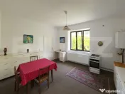Casă cu 2 dormitoare și 3 ari de teren, zonă liniștită