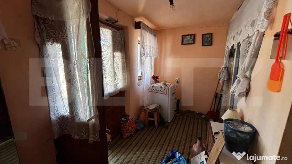 Casă bătrânească 62 mp construiți, 1.427 mp teren, comu