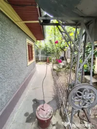 Casa bătrânească de vânzare 