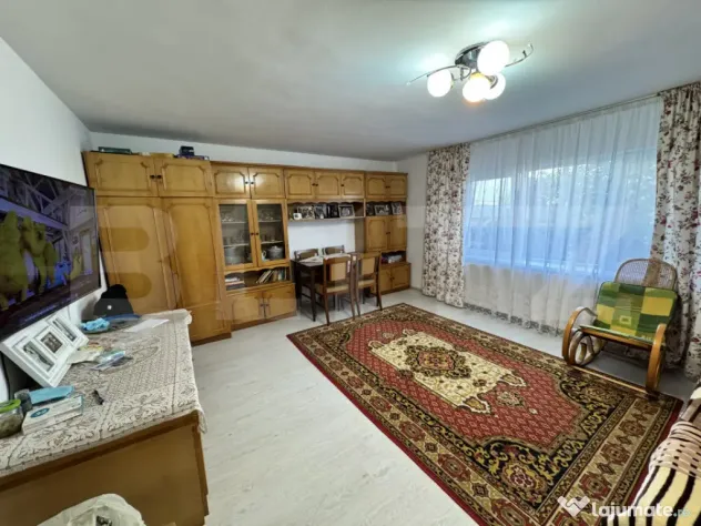 Casă individuală de închiriat – zonă liniștită, cu 1