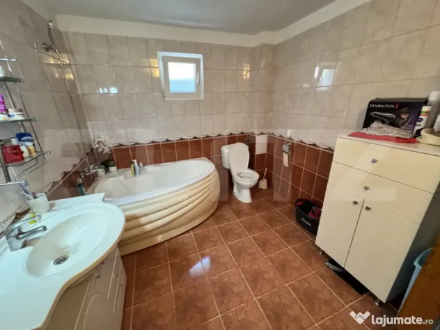 Casă individuală de închiriat – zonă liniștită, cu 1