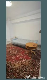 Masă rotundă lemn design interior