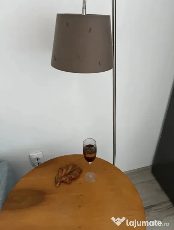 Masă rotundă lemn design interior