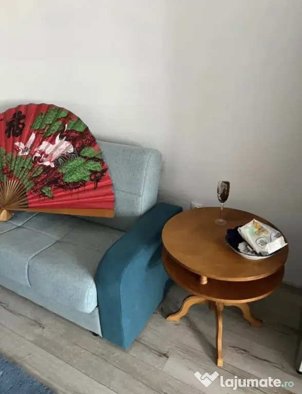 Masă rotundă lemn design interior