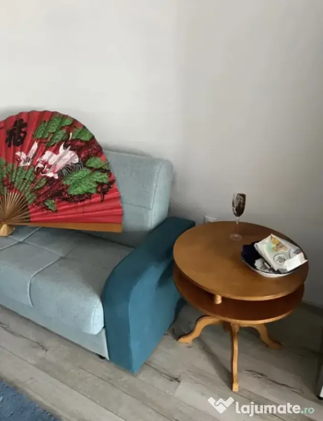 Masă rotundă lemn design interior