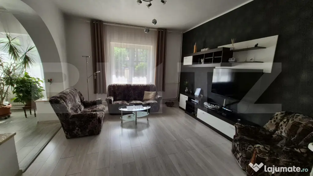 Casa cu 6 camere de vanzare, 245,70 mp, teren 525 mp, zona B