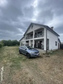Vând casă cu etaj în Orășeni Deal Botoșani
