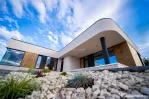 Vila de lux, construita cu materiale premium, priveliste su
