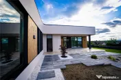 Vila de lux, construita cu materiale premium, priveliste su