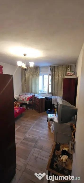 Garsoniera Tractorul etajul 4,51000 Euro - Brasov (Brasov)