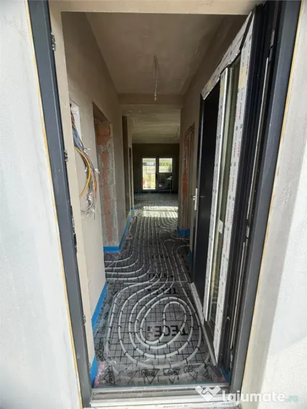 DUPLEX-FOARTE SPATIOS-TEREN GENEROS - COMPARIMENTARE EXCELEN - Mosnita Veche (Timis)