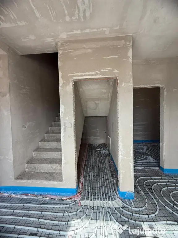 DUPLEX-FOARTE SPATIOS-TEREN GENEROS - COMPARIMENTARE EXCELEN - Mosnita Veche (Timis)