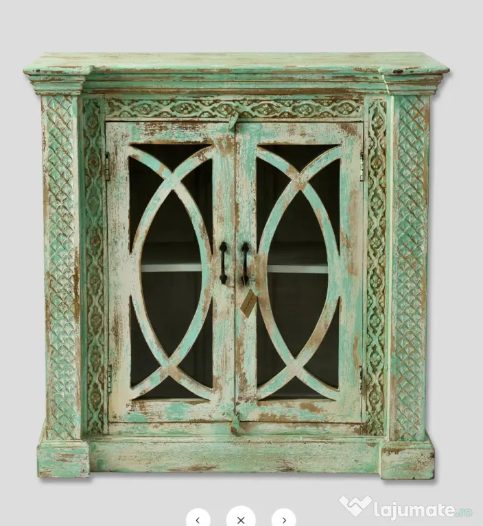 Comoda Sculptata cu Vitrina