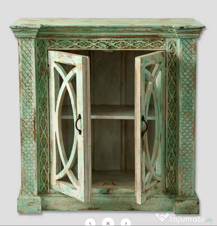 Comoda Sculptata cu Vitrina