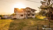 Casa 300mp, teren 1900 mp intravilan, 6 dormitoare, 2 garaje