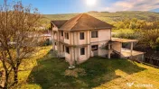 Casa 300mp, teren 1900 mp intravilan, 6 dormitoare, 2 garaje