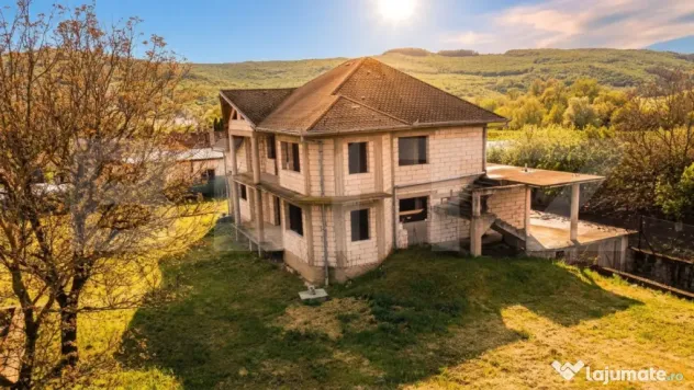 Casa 300mp, teren 1900 mp intravilan, 6 dormitoare, 2 garaje - Livada (Iclod) (Cluj)