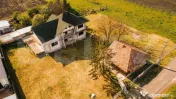 Casa 300mp, teren 1900 mp intravilan, 6 dormitoare, 2 garaje