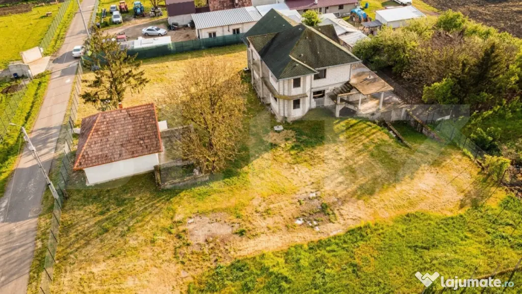 Casa 300mp, teren 1900 mp intravilan, 6 dormitoare, 2 garaje - Livada (Iclod) (Cluj)