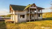 Casa 300mp, teren 1900 mp intravilan, 6 dormitoare, 2 garaje
