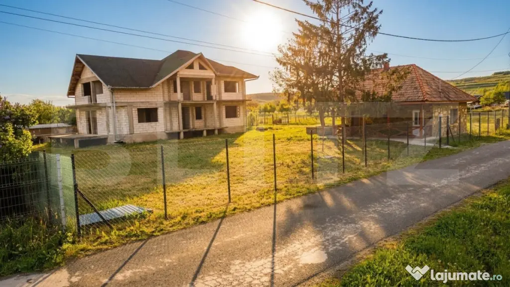 Casa 300mp, teren 1900 mp intravilan, 6 dormitoare, 2 garaje - Livada (Iclod) (Cluj)