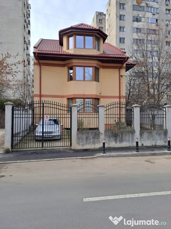 Casa la curte, loc de parcare