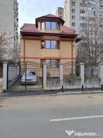 Casa la curte, loc de parcare