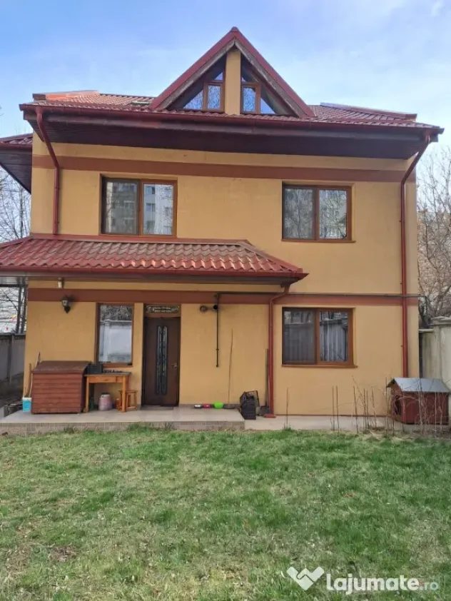 Casa la curte, loc de parcare