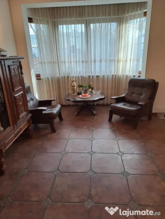 Casa la curte, loc de parcare