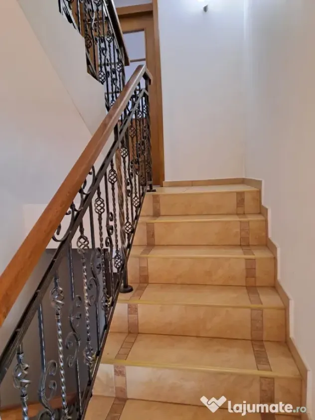 Casa la curte, loc de parcare