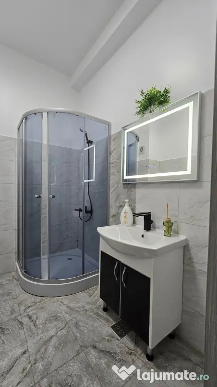 Vand apartament premium cu 3 camere cu terasa si loc de parcare