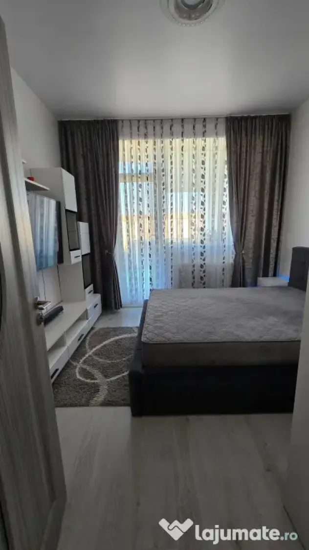 Vand apartament premium cu 3 camere cu terasa si loc de parcare