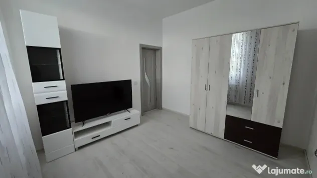 Vand apartament premium cu 3 camere cu terasa si loc de parcare