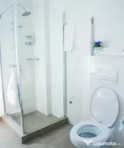 Apartament modern de 2 camere , cu acces la curte interioar? 
