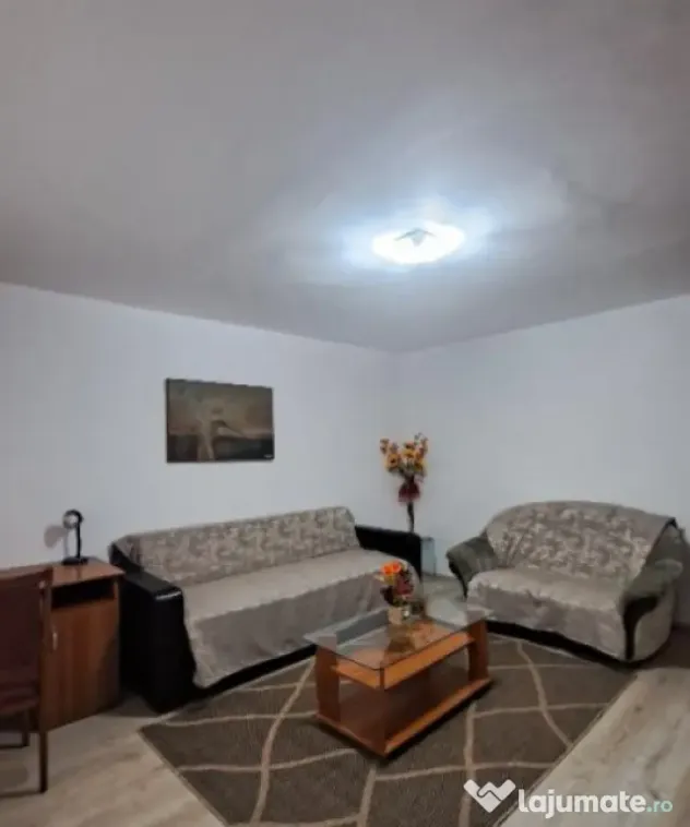 Închiriere apartament 2 camere, Democrației, 350 euro - Ploiesti (Prahova)