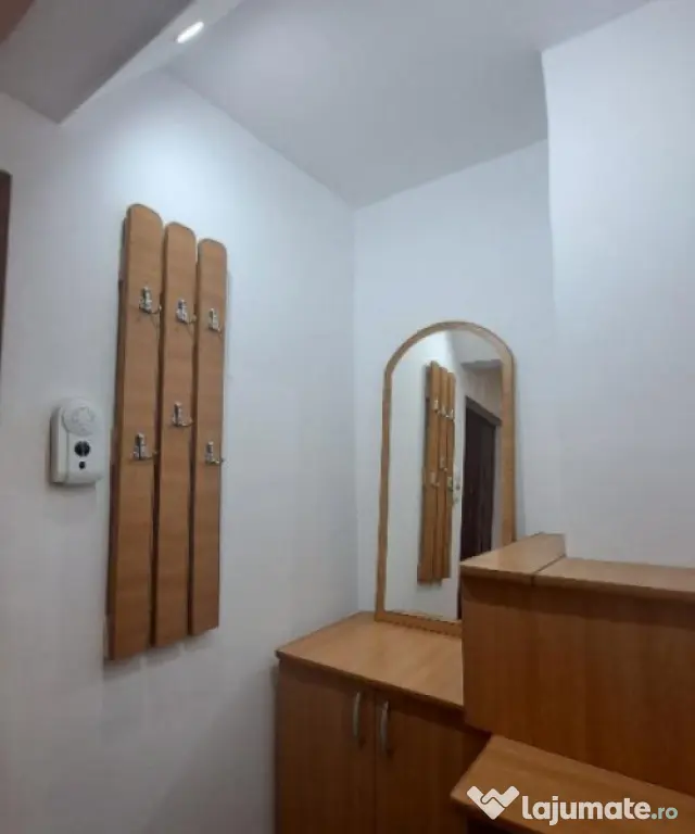 Închiriere apartament 2 camere, Democrației, 350 euro - Ploiesti (Prahova)